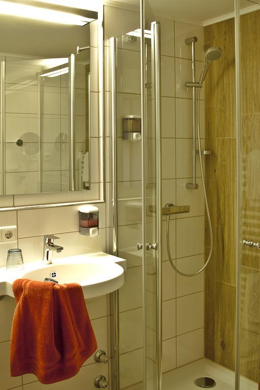 - Zum Loewen Hotel