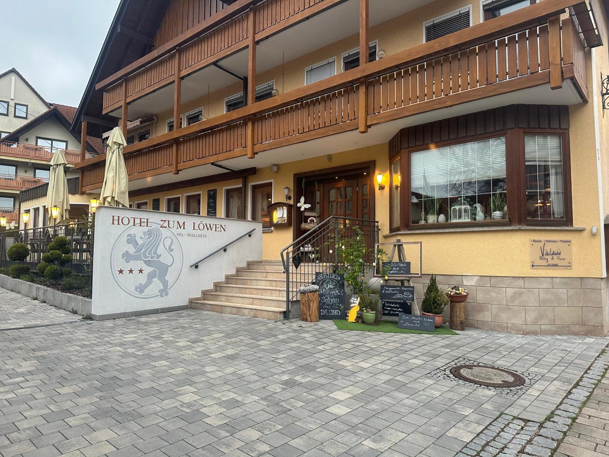 - Zum Loewen Hotel